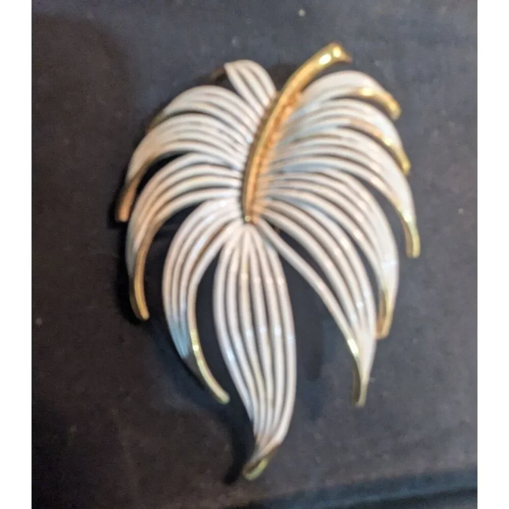 Vintage White Enamel Gold Tone Leaf Brooch Mid‎ Century Modern Palm Frond Pin